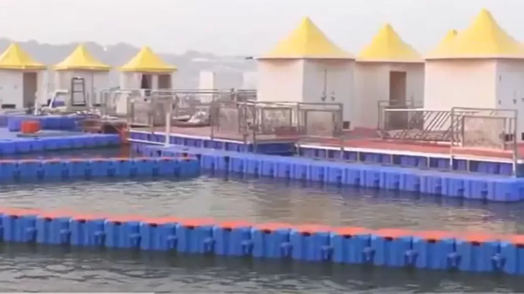 Mahakumbh 2025 Special Jetty In Kumbh Mela - Facility For Bathing and Changing Clothes