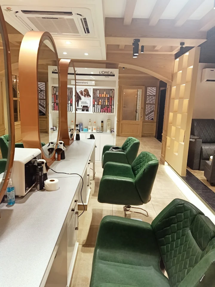 Looks Salon, Civil Lines Prayagraj