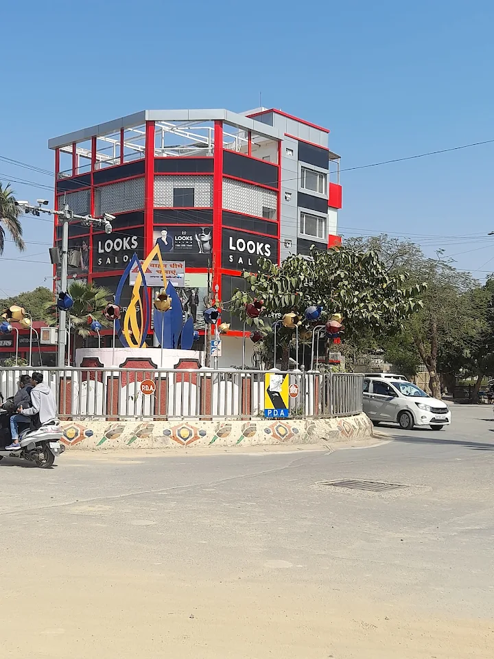 Looks Salon, Civil Lines Prayagraj