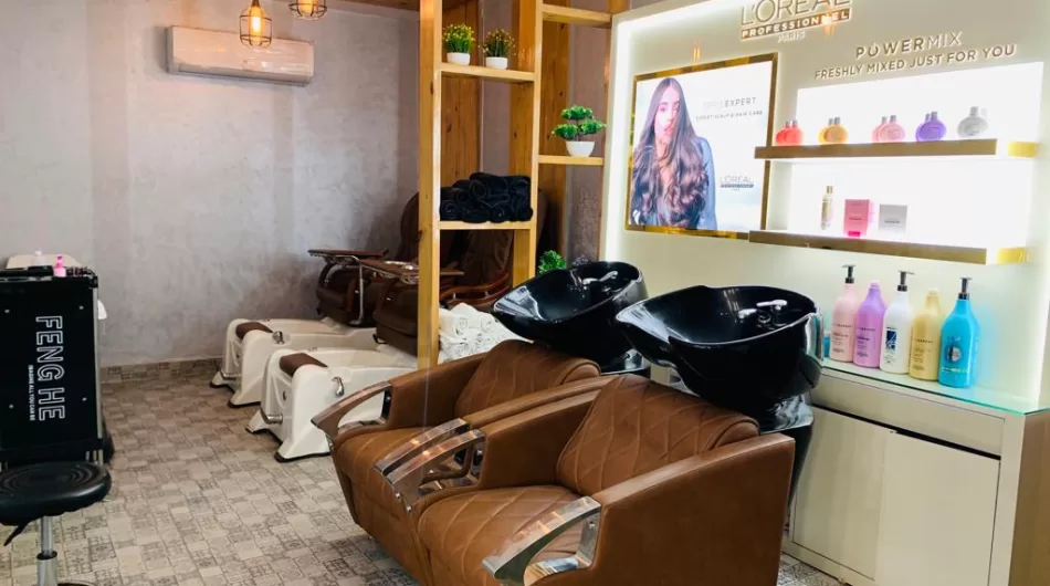 Monsoon Salon, Civil Lines prayagraj