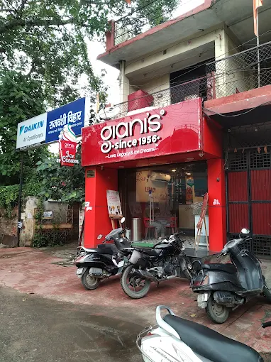Experience Timeless Indulgence Since 1956 – Giani’s Legendary Ice Cream, Shakes & Sundaes in Civil Lines, Prayagraj